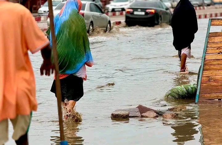 نواكشوط: أمطار غزيرة تغمر الشوارع والأحياء وتعيق حركة التنقل